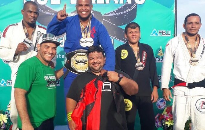 Charle Braga recebe o Cinturão! (Foto: Divulgação FBJJO)