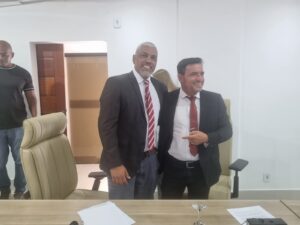 Líder de governo, Rodrigo Borges recebendo os cumprimentos do vereador Cássius Campeche pela passagem de aniversário